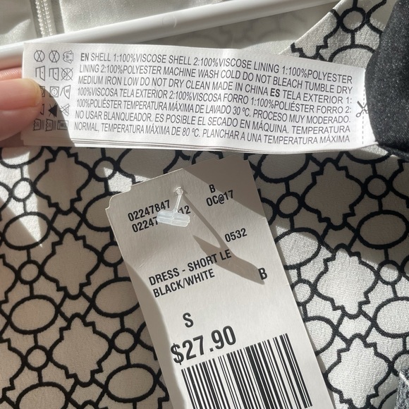 NWT Forever 21 Contemporary Black and White Sleeveless Geometric Pattern Dress - Picture 3 of 3